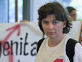 Daniela Truffer lors d'une manifestation devant l'hôpital universitaire de Berne.